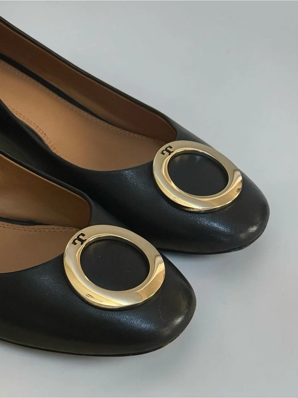 Tory Burch Black Leather Logo Medallion Block Heel Pumps! Size 8